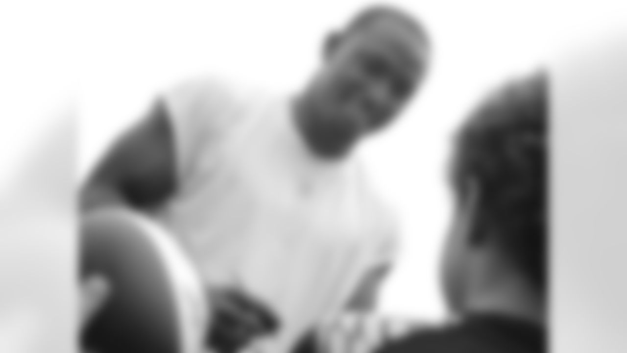 RB LeSean McCoy signs autographs after practice