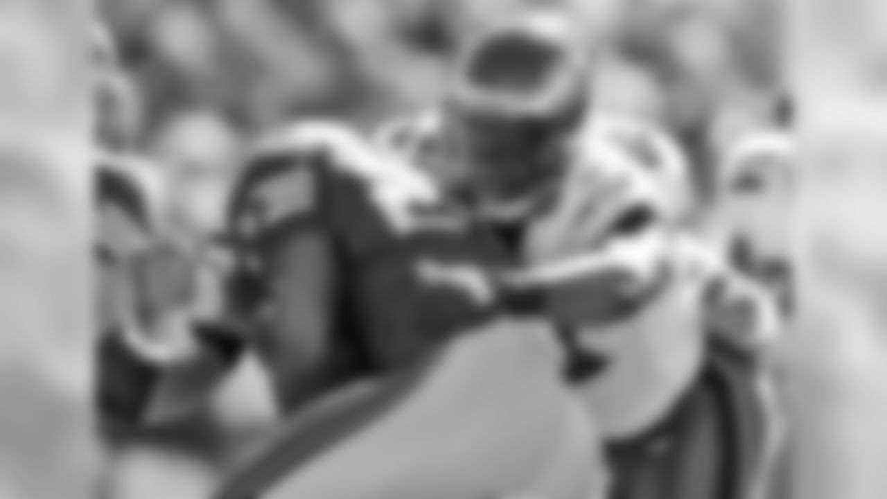 DE Trent Cole makes a play
