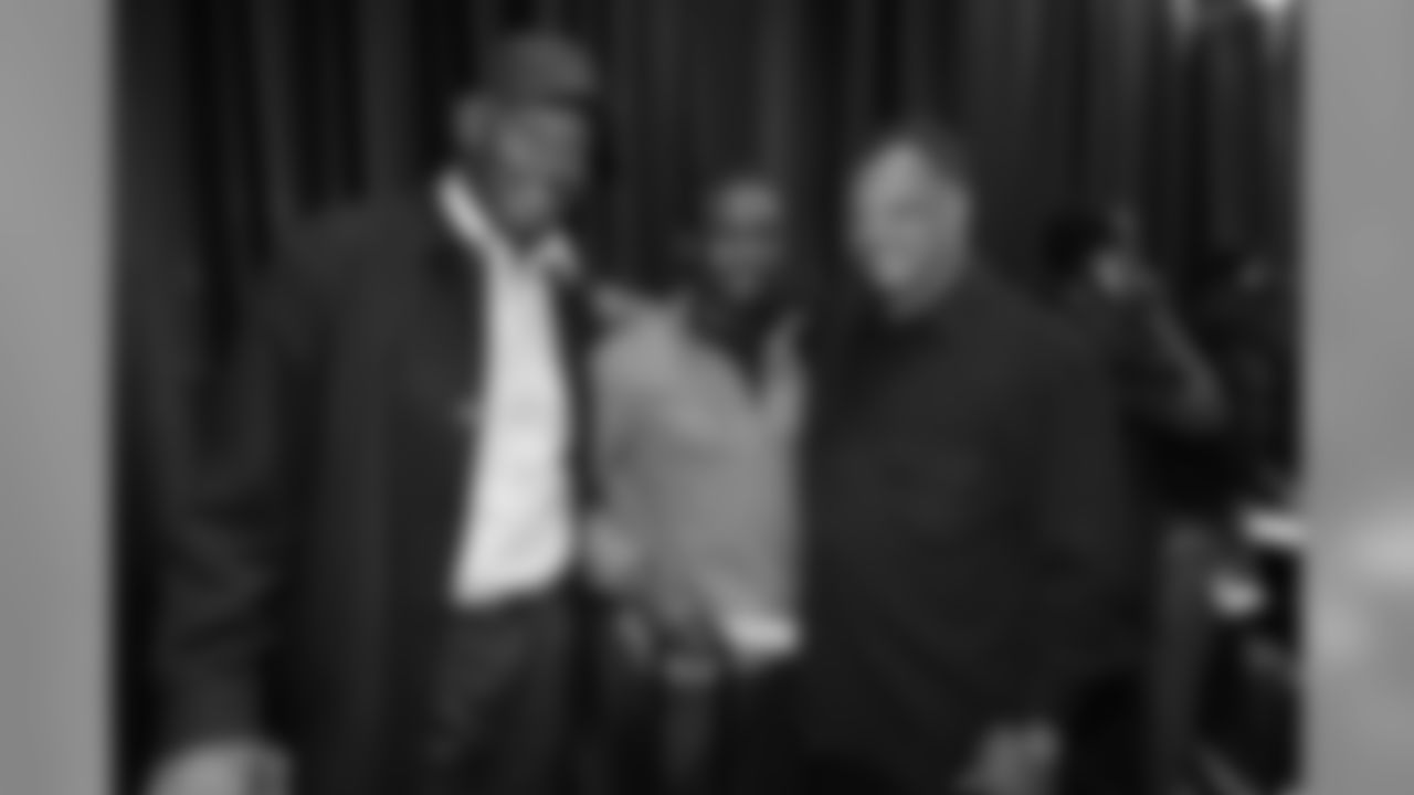 Harold Carmichael, Michael Vick and Rev. Jesse Jackson at the team hotel in Washington D.C.