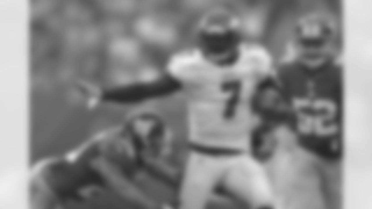 Eagles' QB Michael Vick scrambles for a gain in the first quarter of the week five game against the Giants.