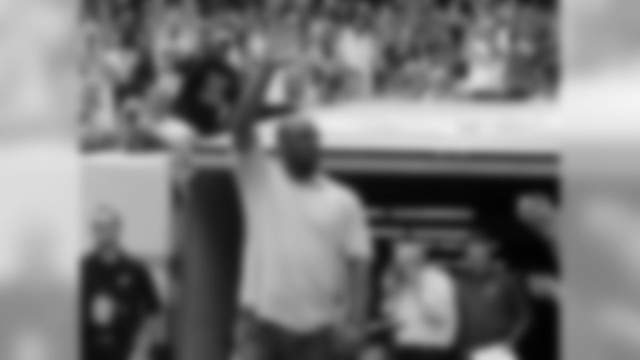 QB Donovan McNabb waves to the crowd