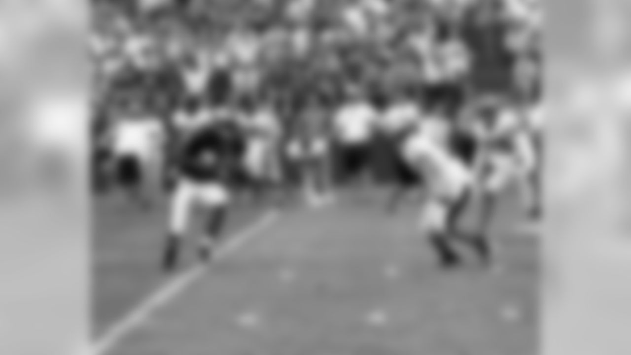 WR Jason Avant in the open field