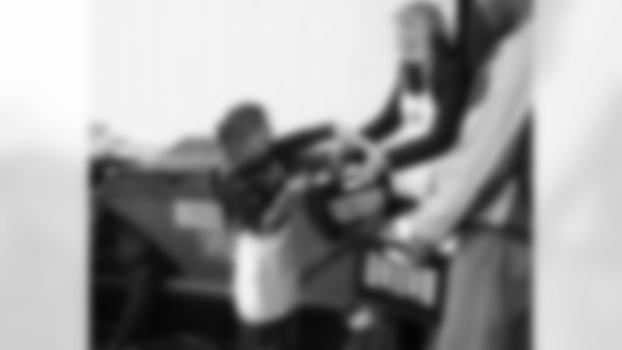 Eagles Wives Visit Philabundance