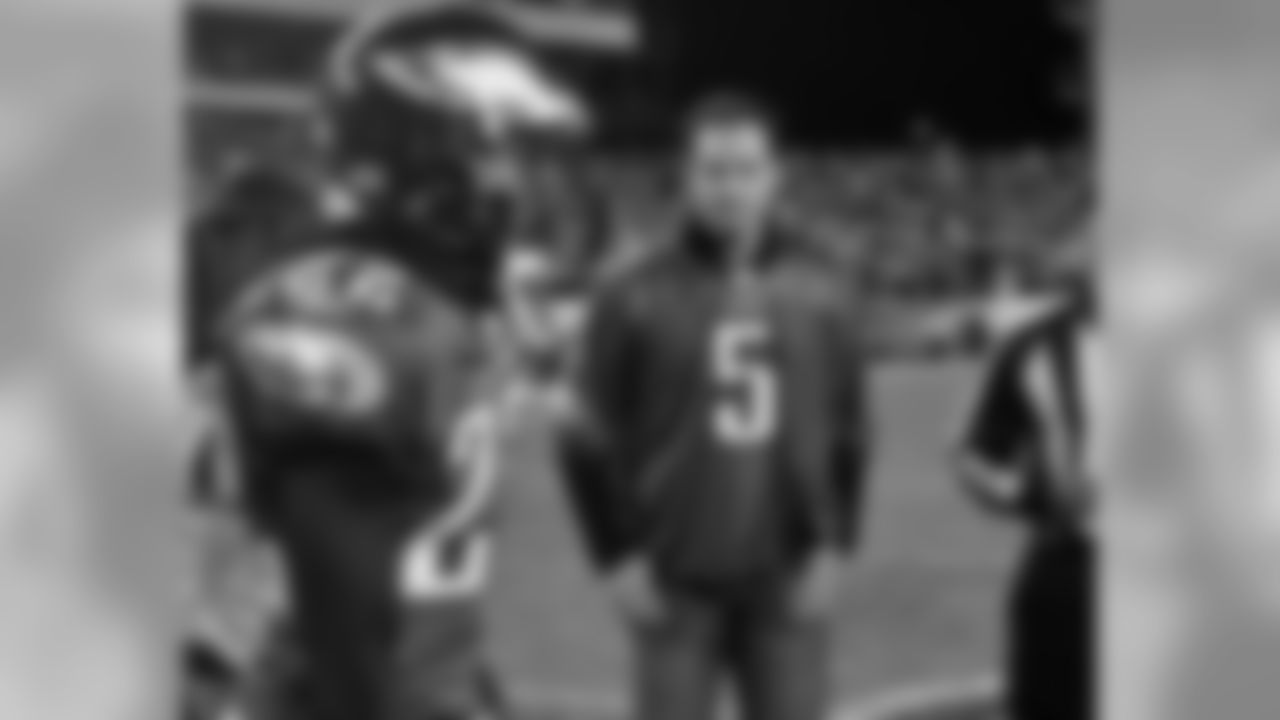 Phillies outfielder Pat Burrell alongside CB Asante Samuel at the coin toss