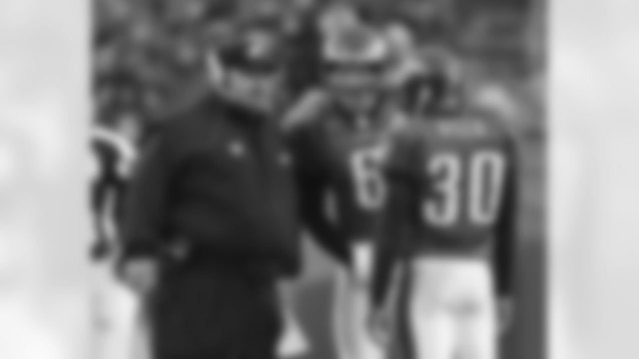 Head coach Andy Reid talks things over with P Sav Rocca and return man J.R. Reed