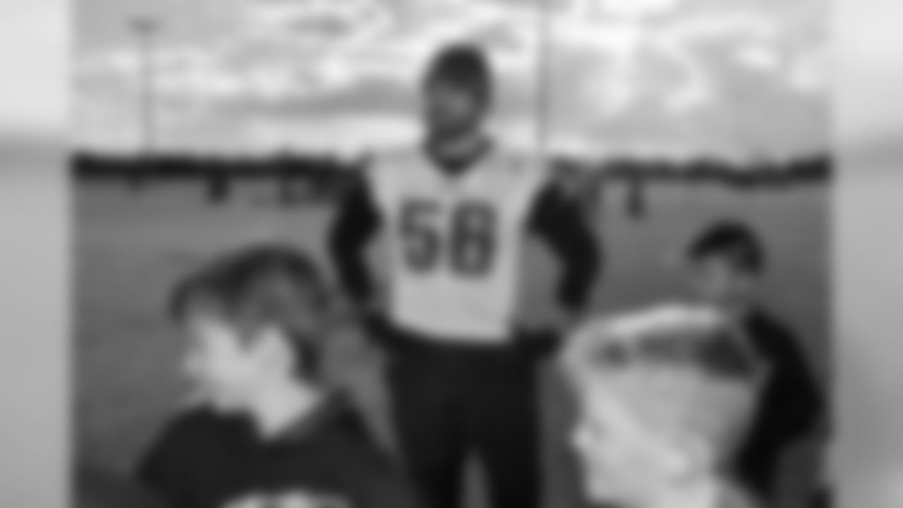 DE Chris Long spreading his pass rushing knowledge