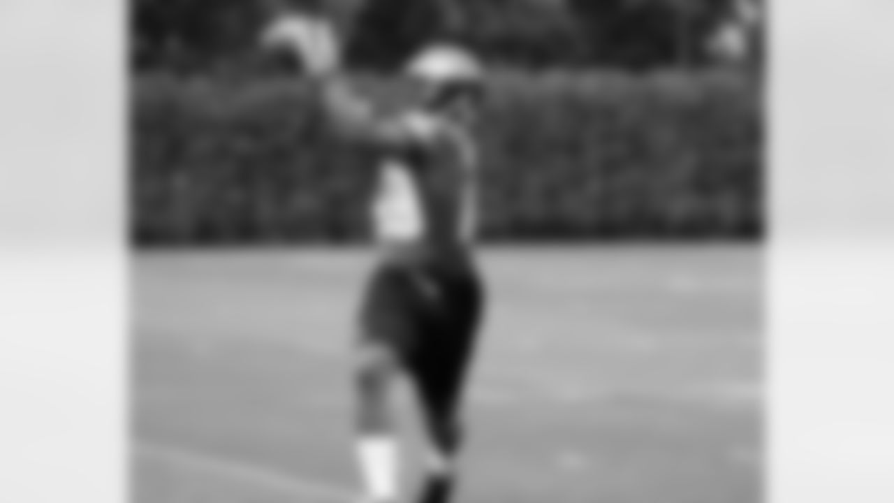 RB Walter Mendenhall catches a pass