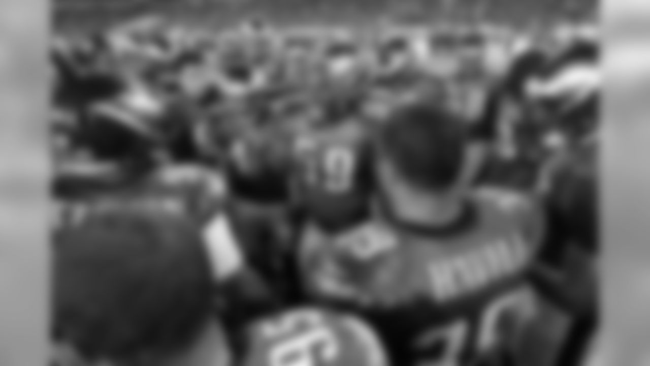 LB DeMeco Ryans speaks to the rest of the team