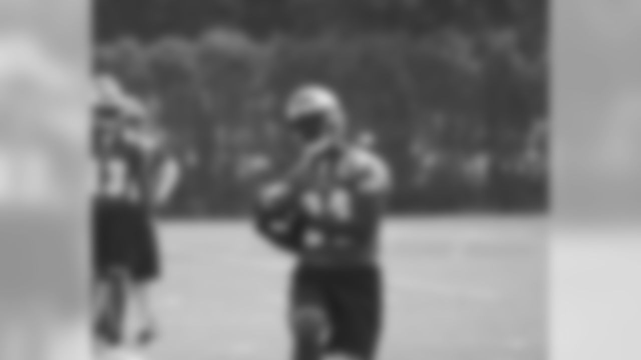 WR Jason Avant pulls the ball into his possession