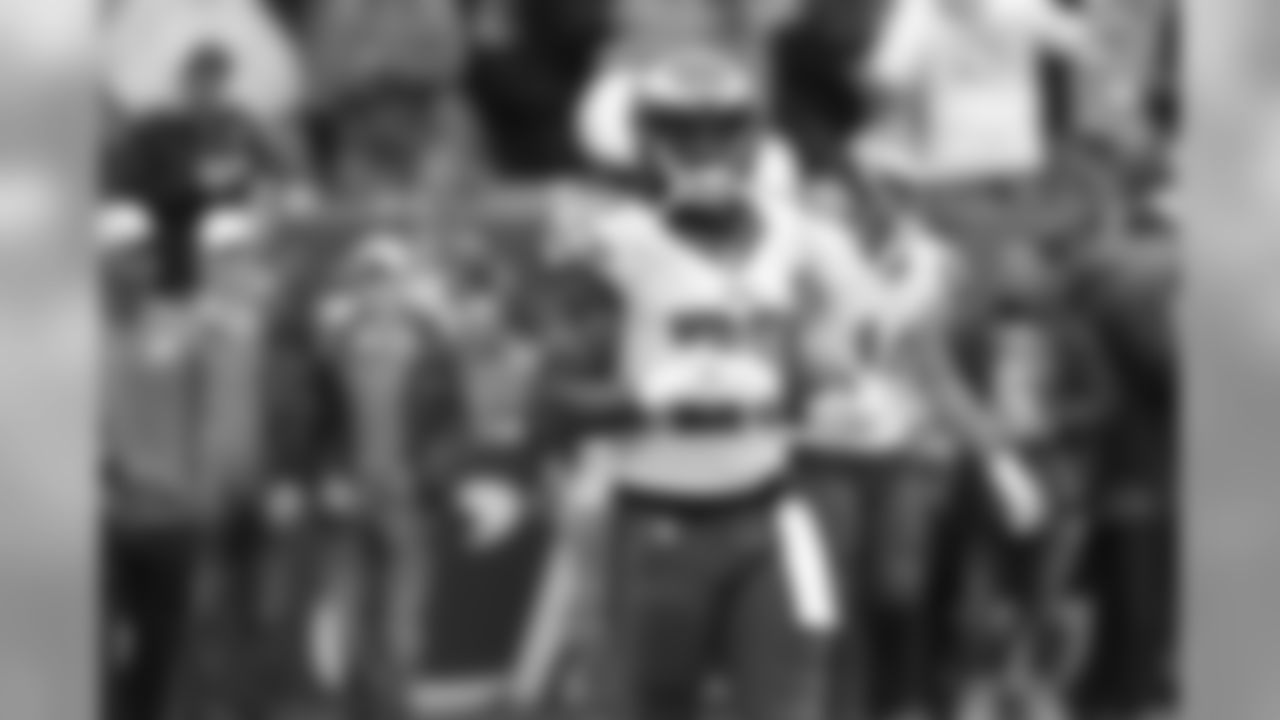 RB DeMarco Murray prepares for the game