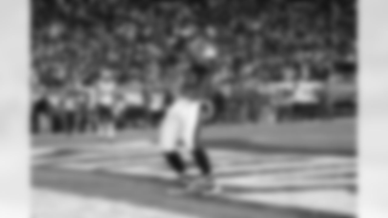 RB LeSean McCoy celebrates his TD