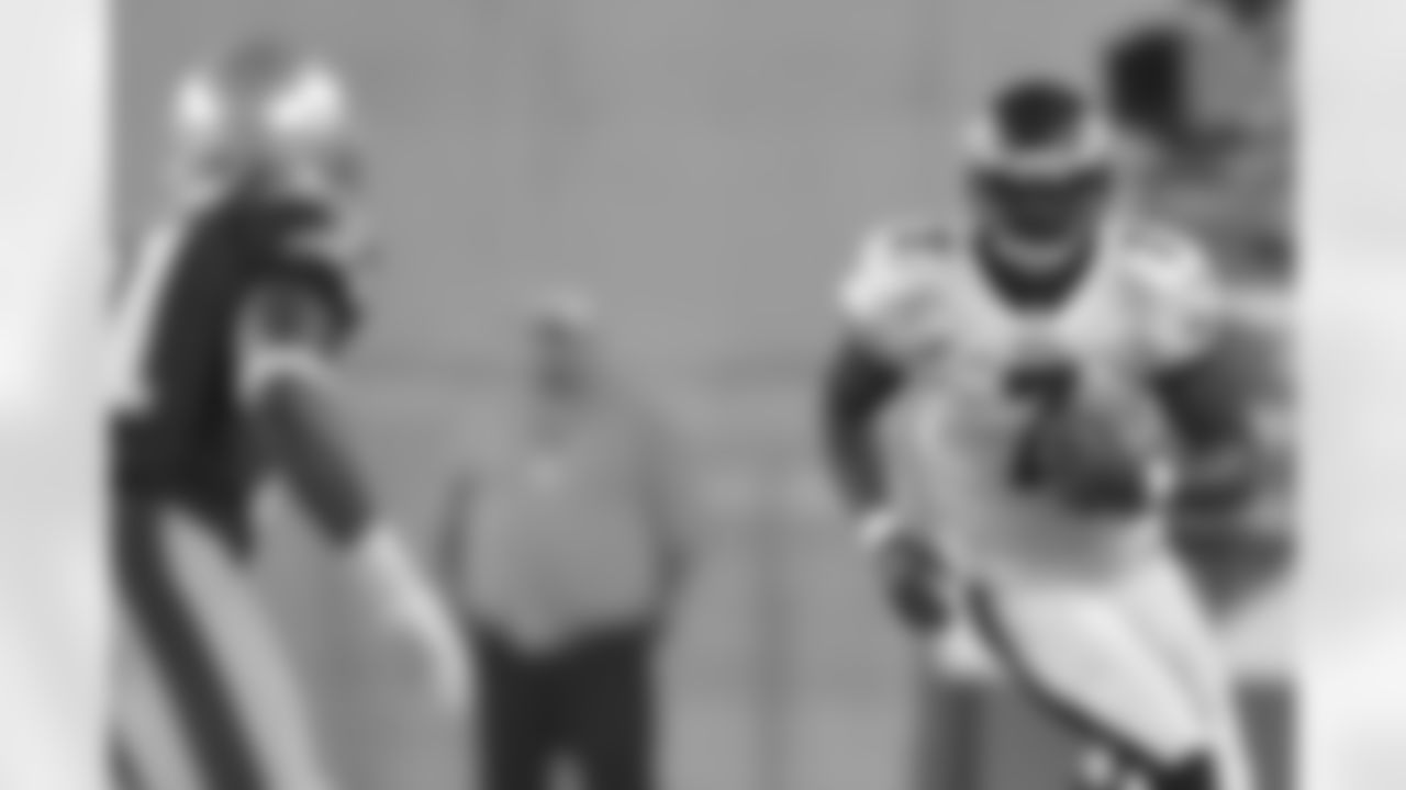 QB Michael Vick runs with the ball