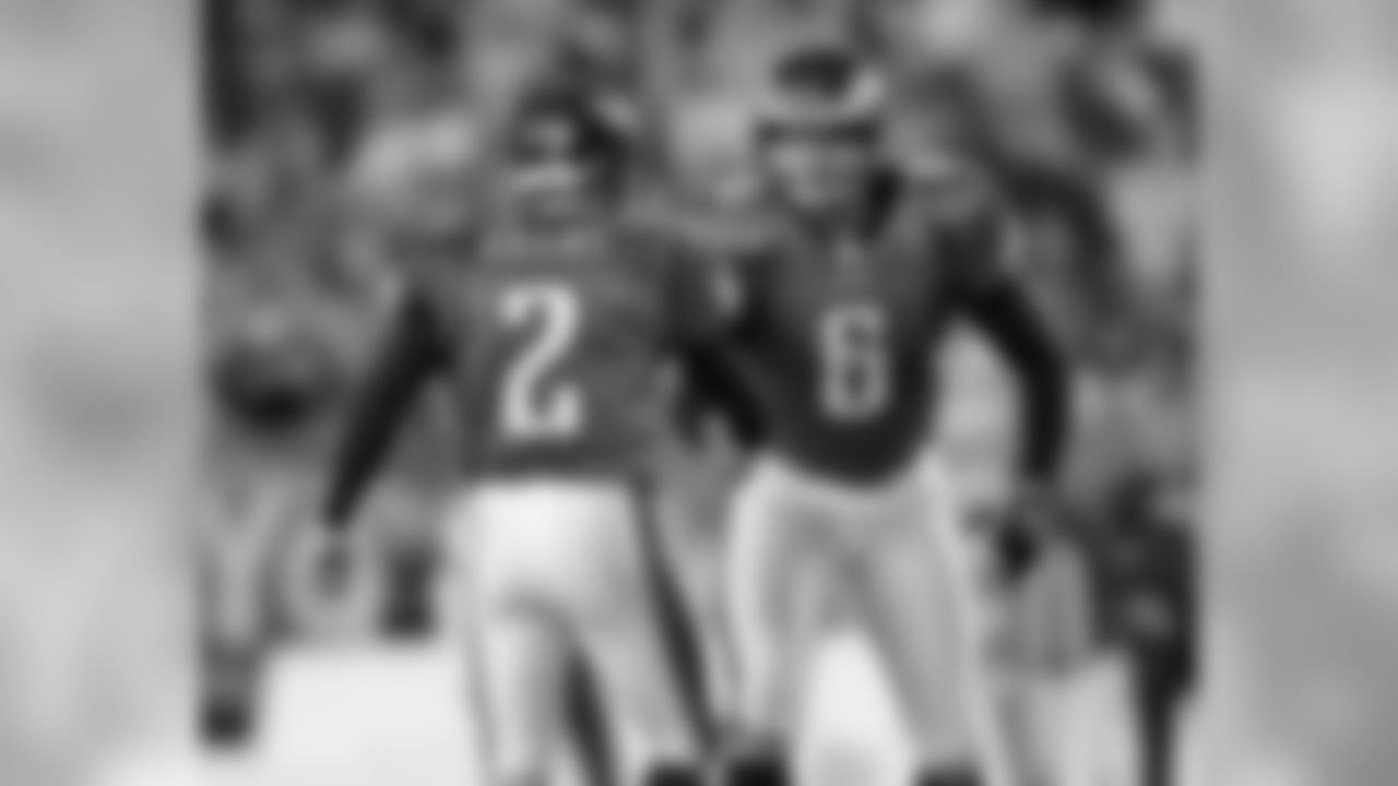 K David Akers and holder Sav Rocca