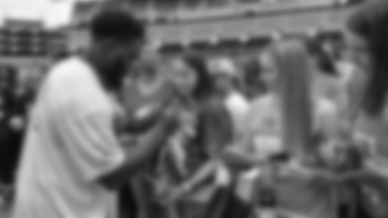 RB Wendell Smallwood signing some autographs