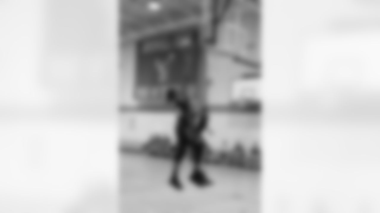 WR Quron Pratt driving in for the lay up