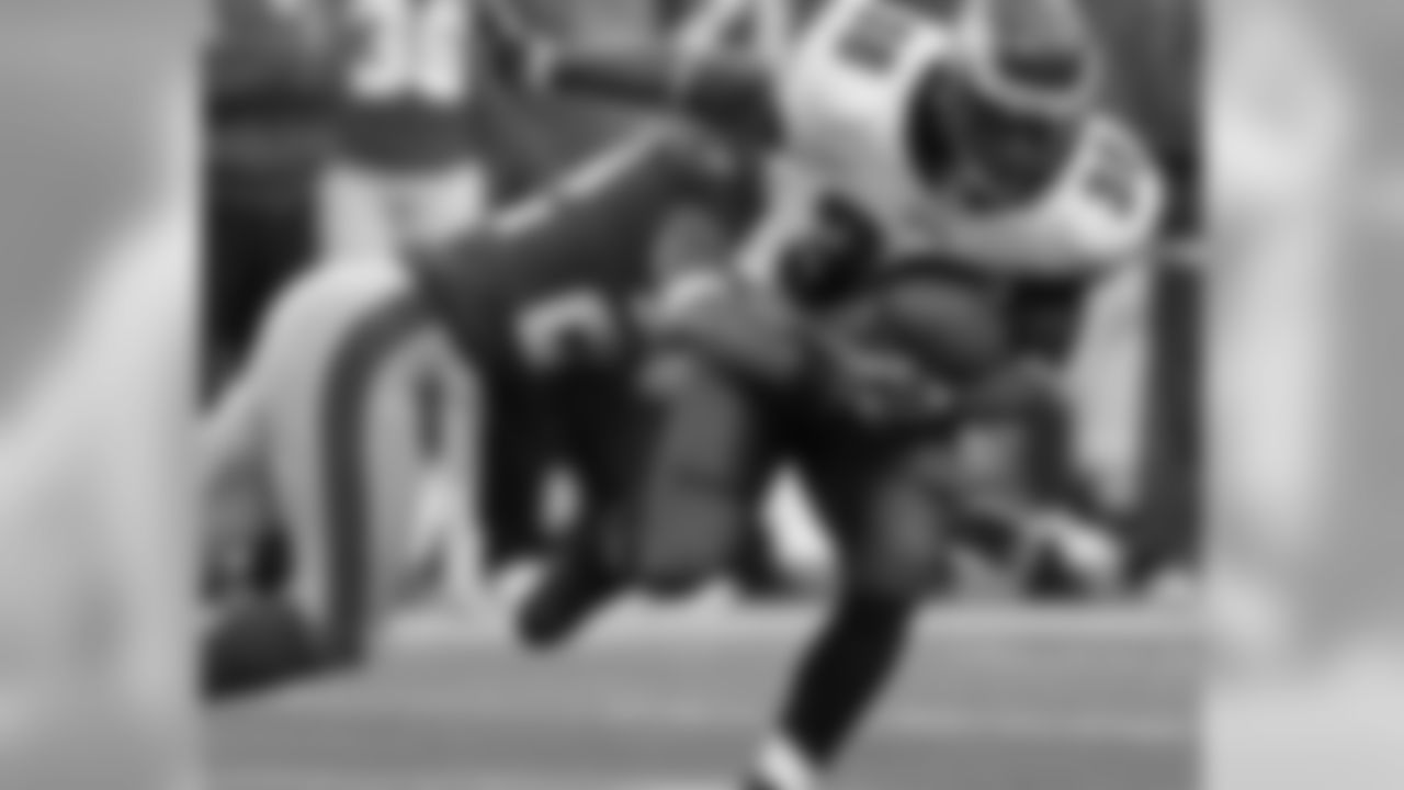 Brian Westbrook breaks a tackle by Terry Cousin on his way to a 4th qtr TD