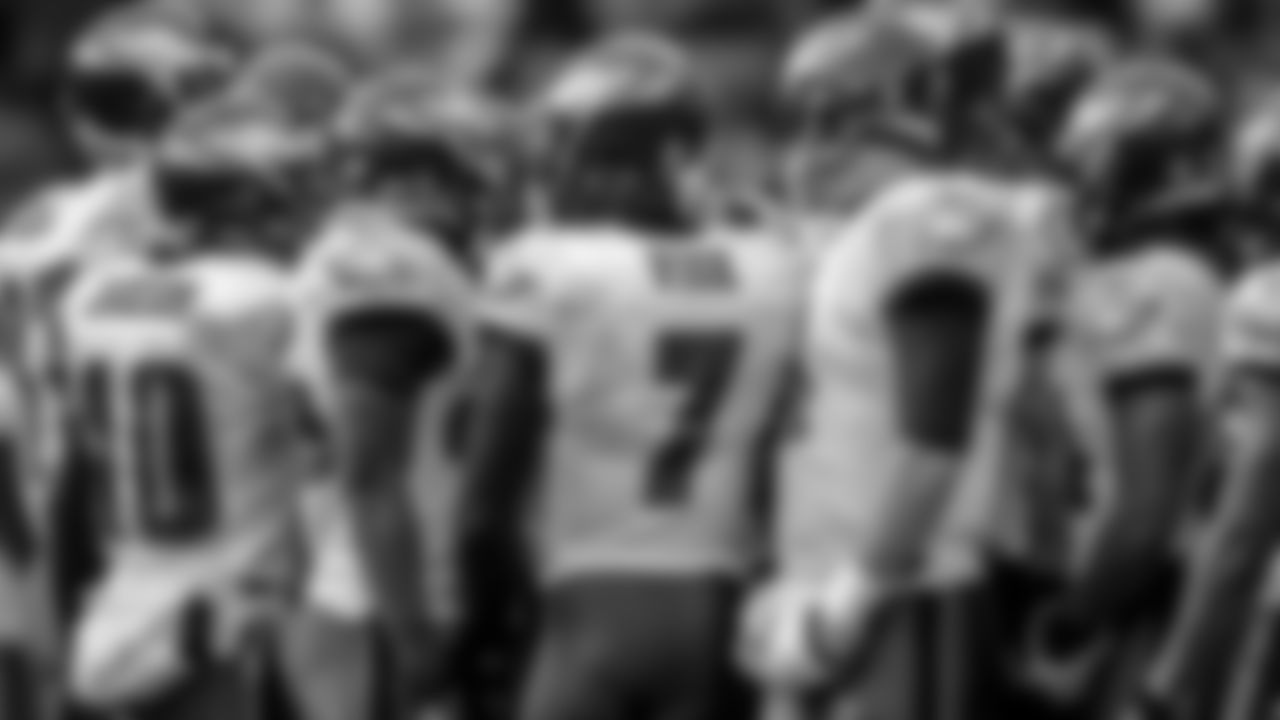 QB Michael Vick and the Eagles offense in a huddle before the game