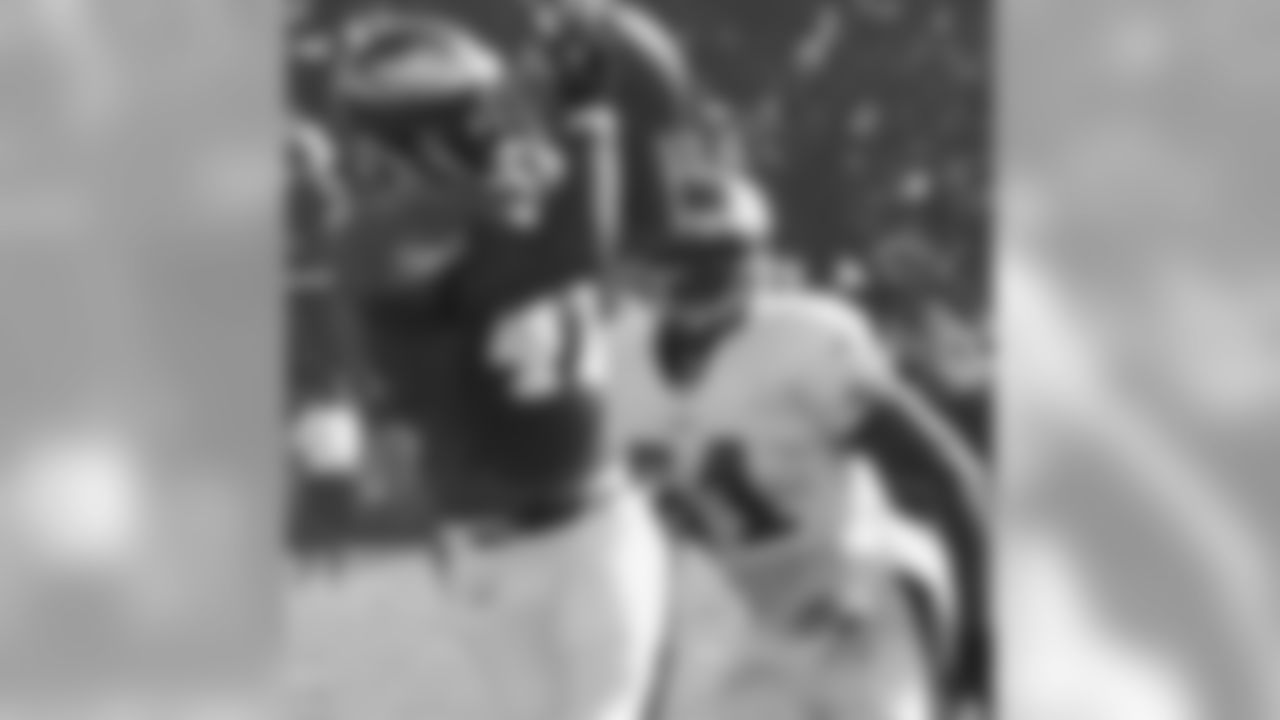 FB Thomas Tapeh with grab as LB Jeremiah Trotter closes in