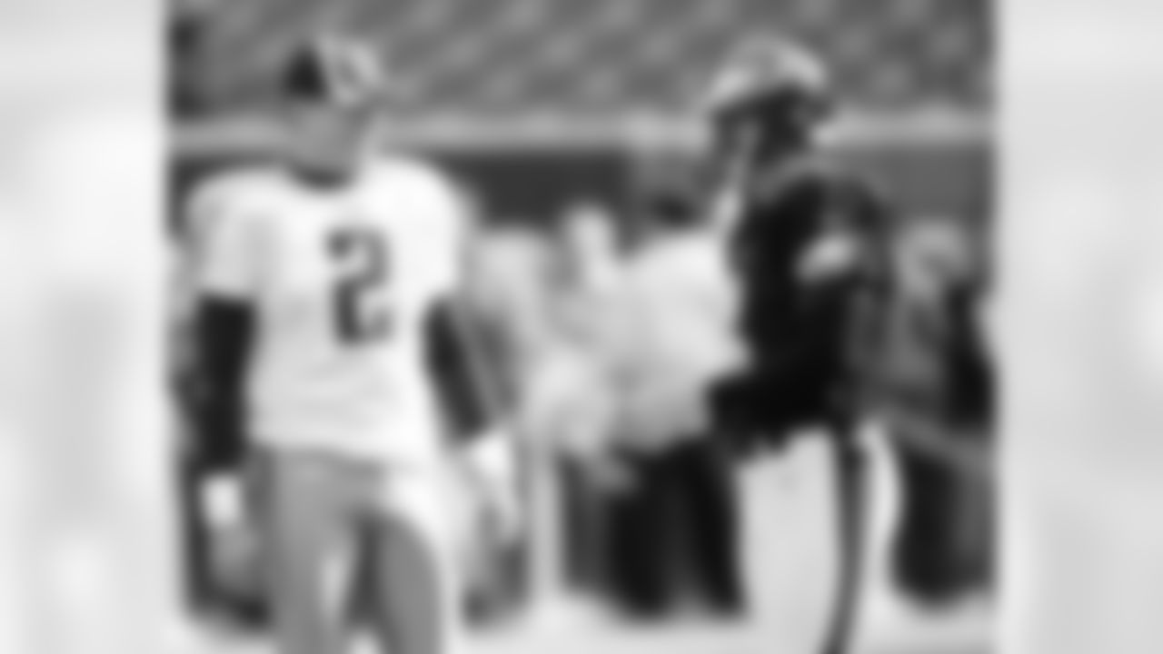Titans K Rob Bironas and Eagles K David Akers catch up pregame