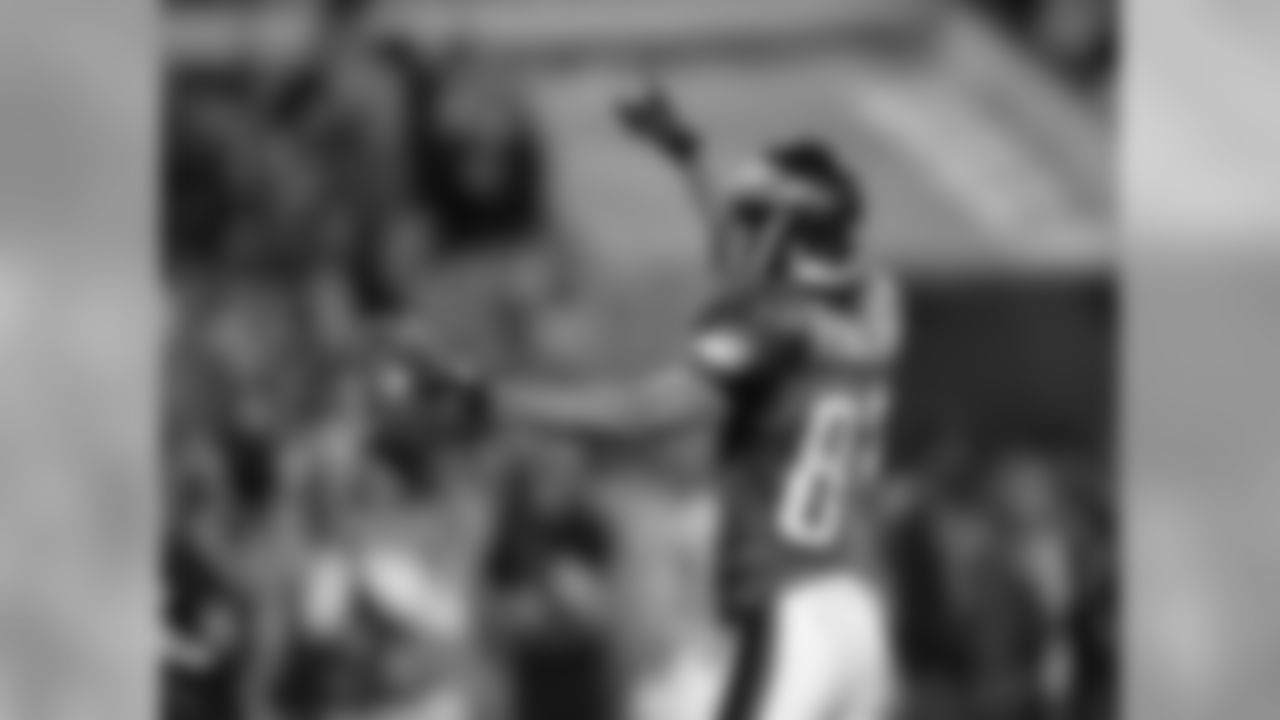 Wide receiver Todd Pinkston fires up Eagles fans after making a catch.