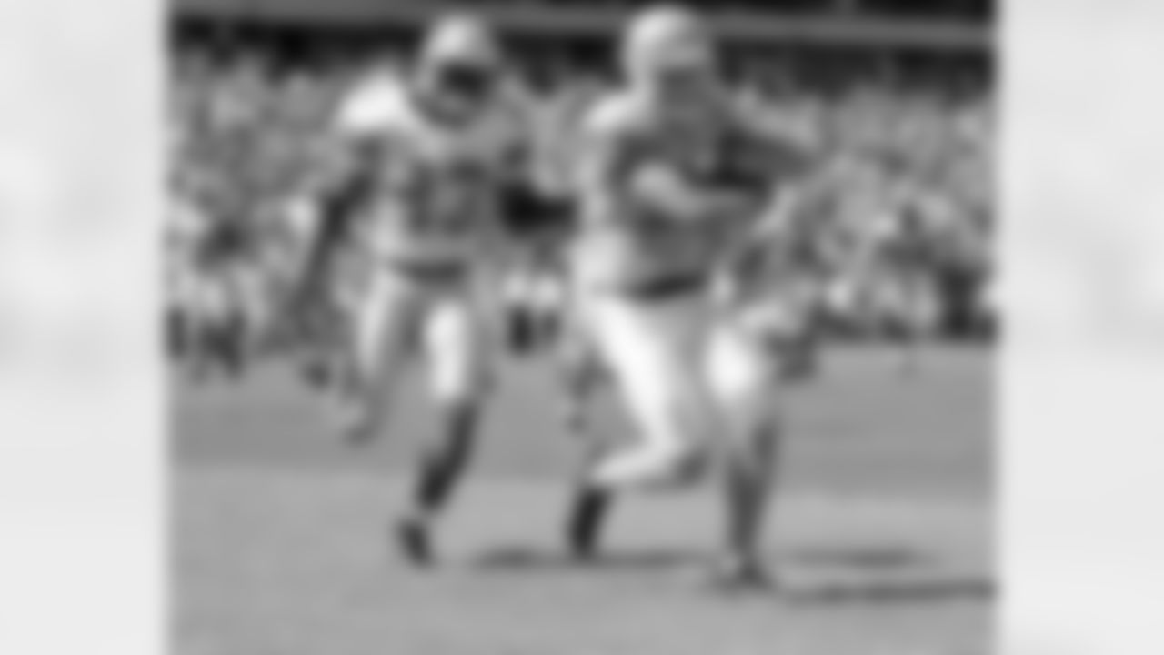 Kevin Curtis cradles the ball for a touchdown