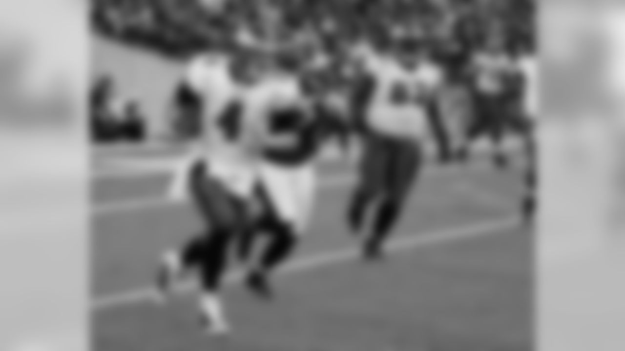 QB Kevin Kolb on the run