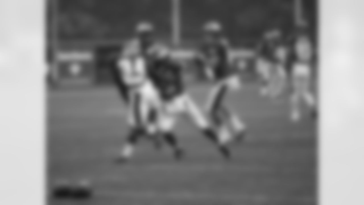 RB Darren Sproles works on his blocking technique