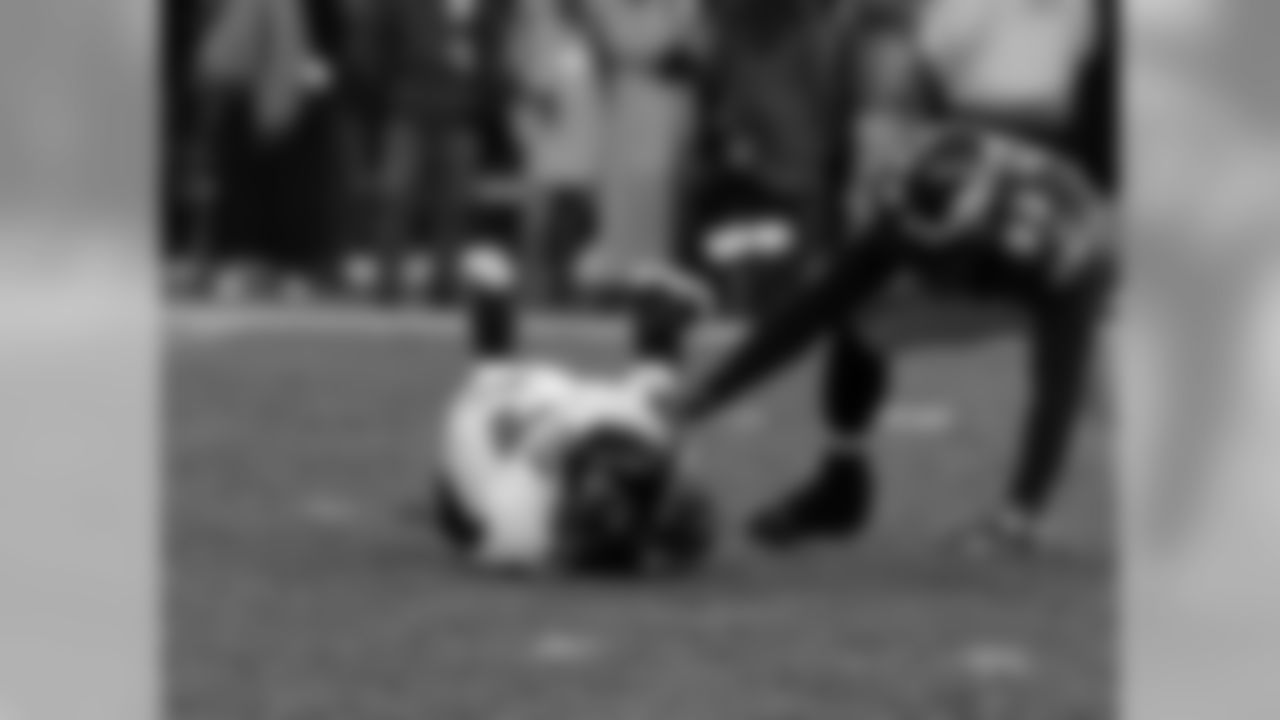 Defensive end Jevon Kearse sacks Vick.
