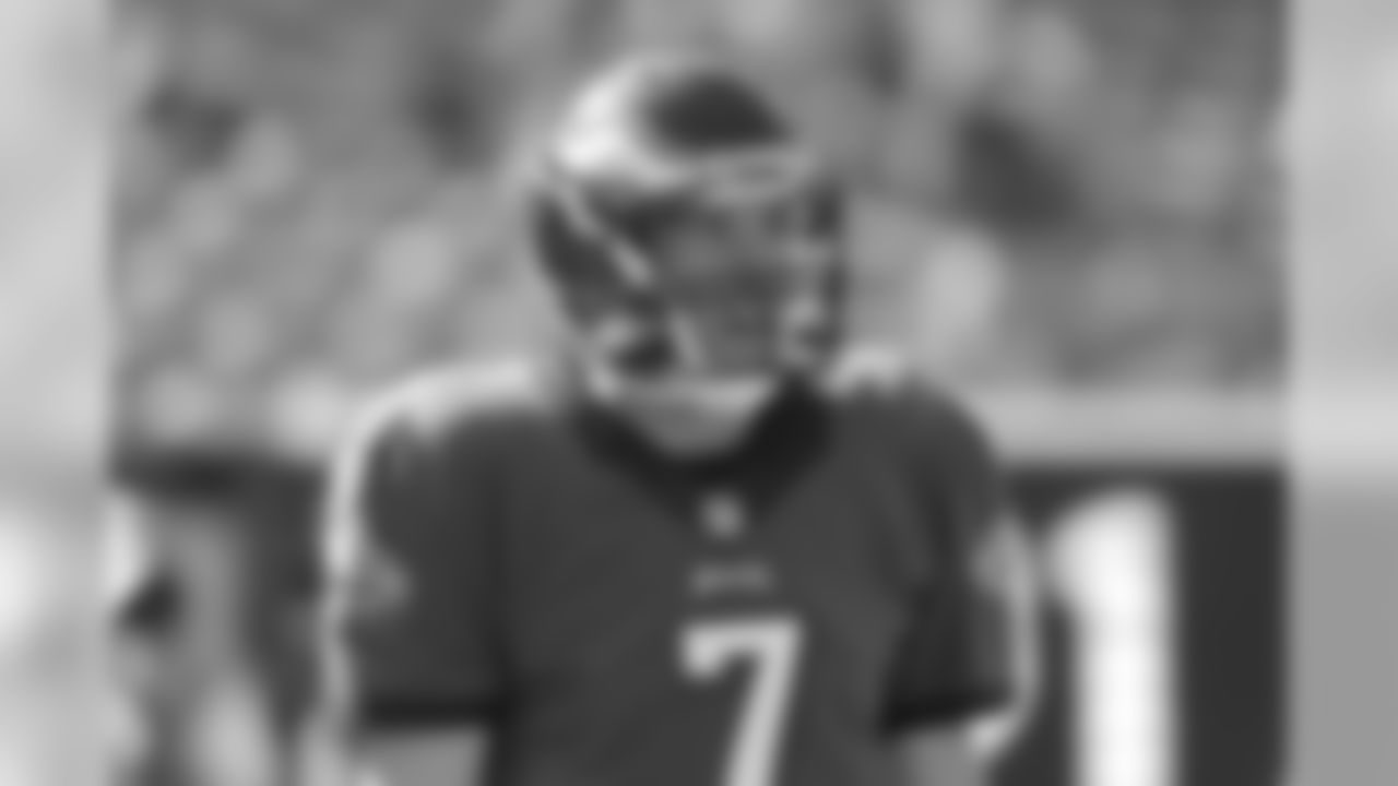 QB Sam Bradford gets ready for the game