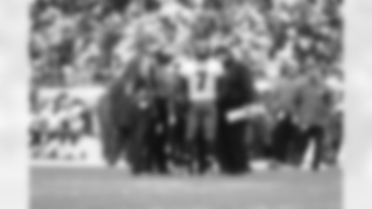 QB Michael Vick and head coach Andy Reid huddle up