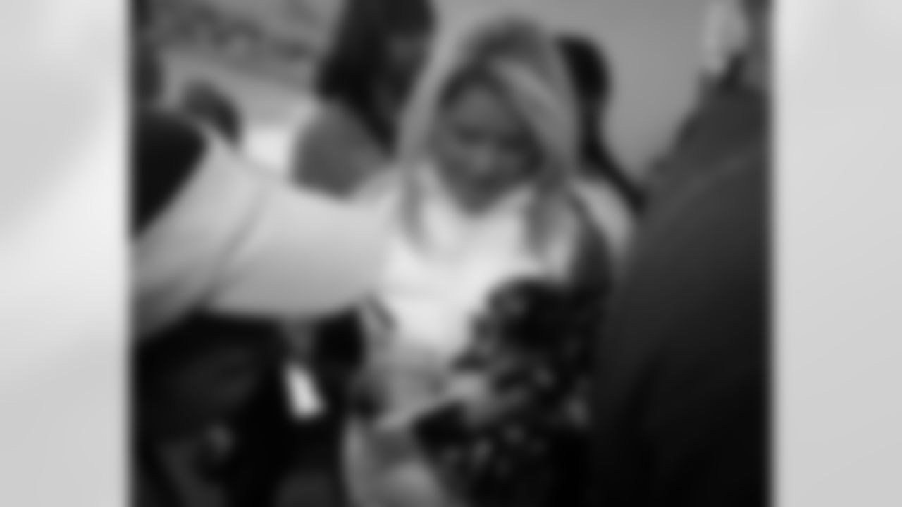 Eagles' cheerleader Marissa signs an autograph