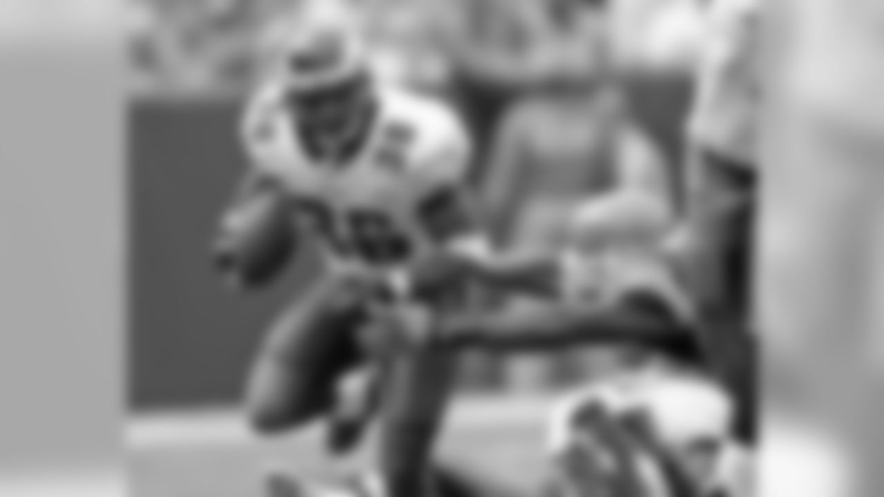 Brian Westbrook picks up 12 yards before being pushed out of bounds