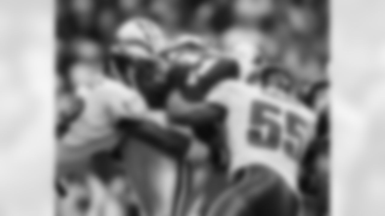 DE Trent Cole and LB Dhani Jones wrap up Dallas RB Julius Jones