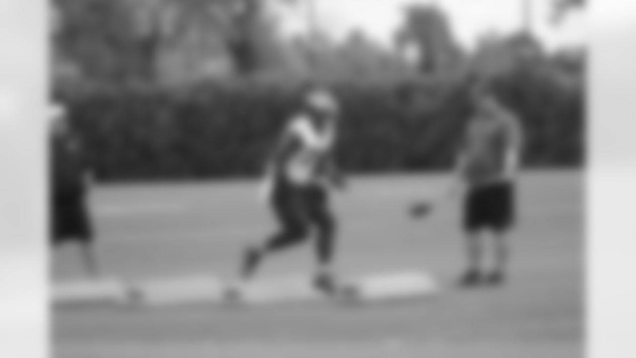 DE Vinny Curry finishes the course