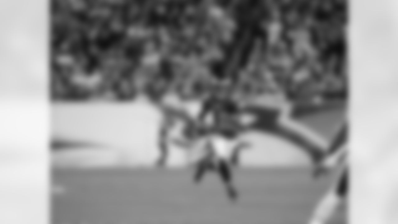 Eagles' WR DeSean Jackson catches a pass and gains extra yardage.
