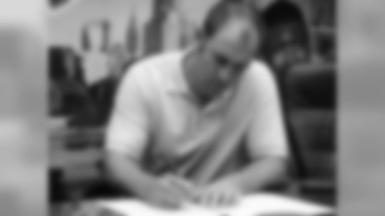 P Donnie Jones signs his new three-year contract