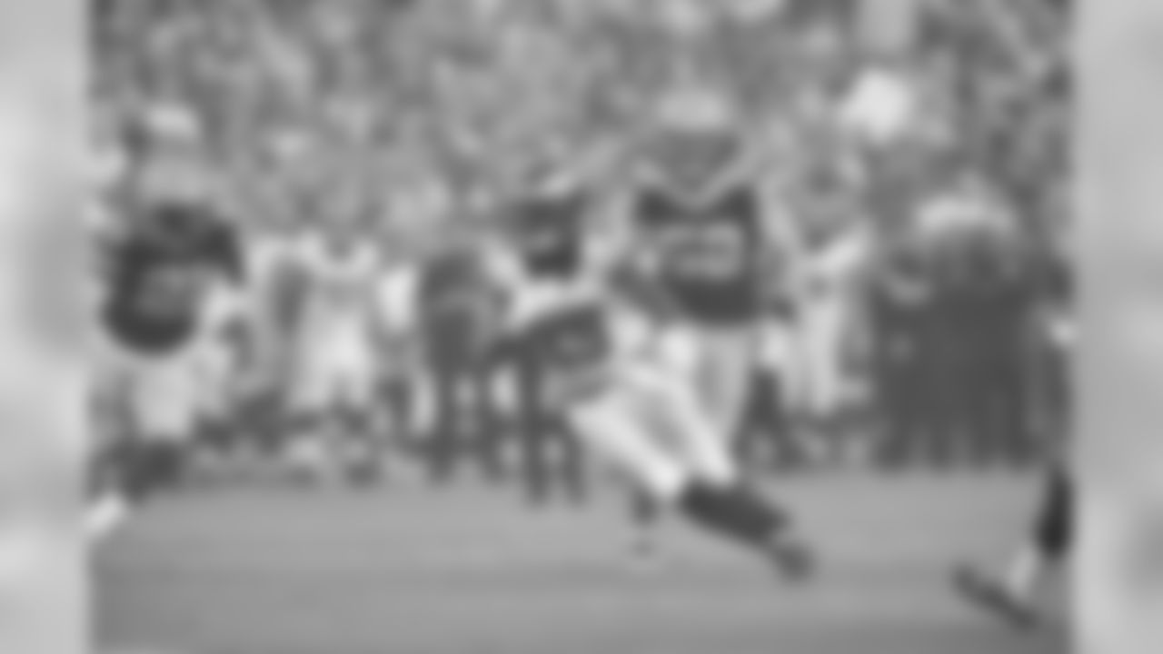 RB DeMarco Murray steers through traffic