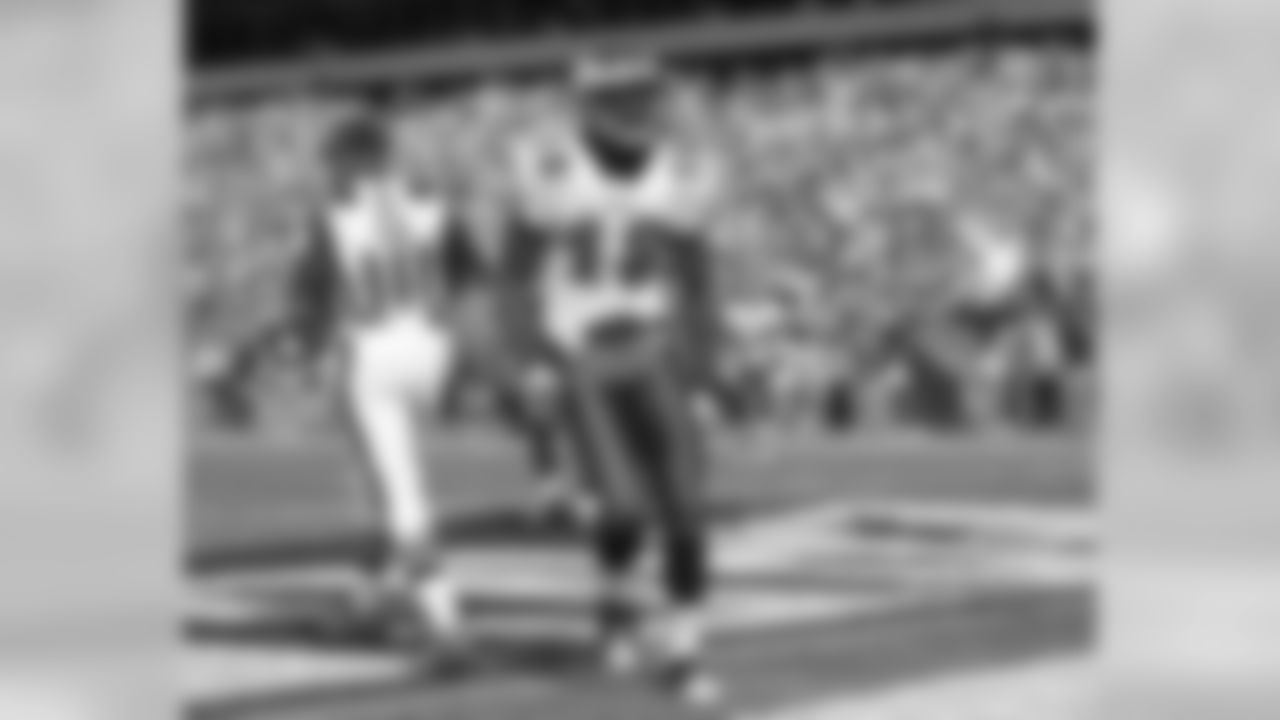 WR Jeremy Maclin celebrates one of his 2 TDs vs. Bucs
