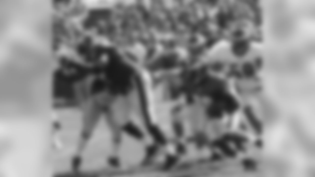 RB Brian Westbrook moves through traffic