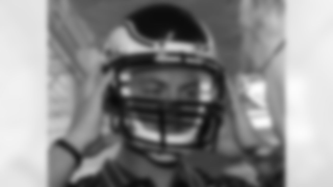 QB Kevin Kolb tests out his helmet
