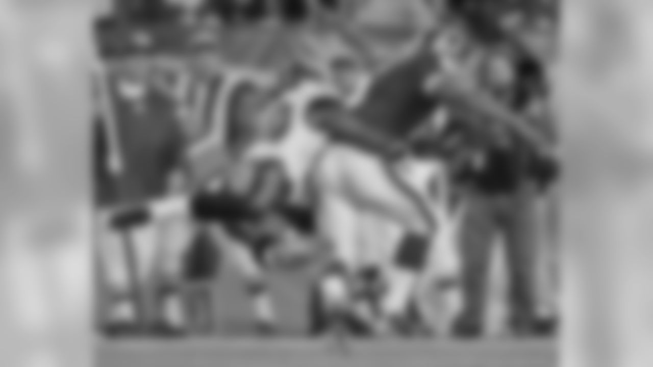 LB Ernie Sims makes the sack