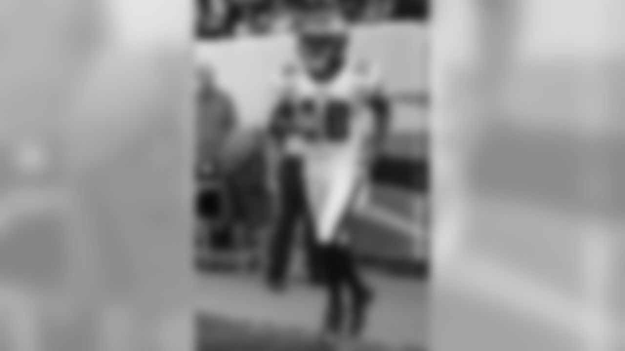 WR DeSean Jackson jogs out to the field