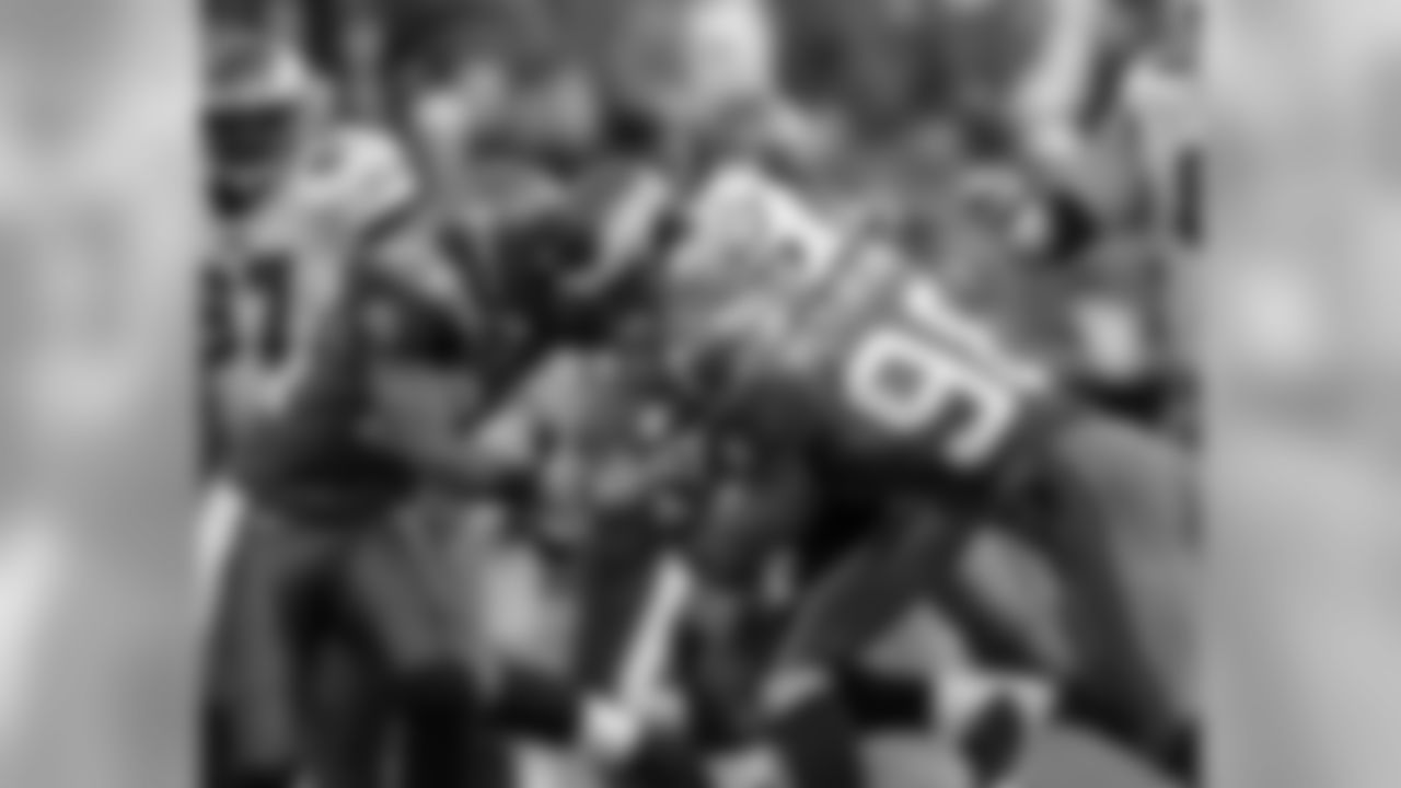 Seahawks defenders converge on TE Brent Celek