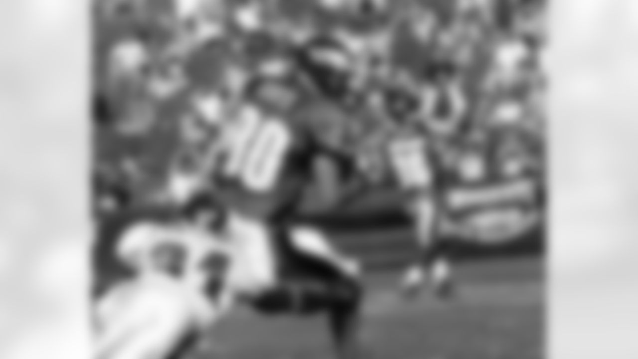 WR Kevin Curtis avoids a tackle attempt by CB Therrian Fontenot