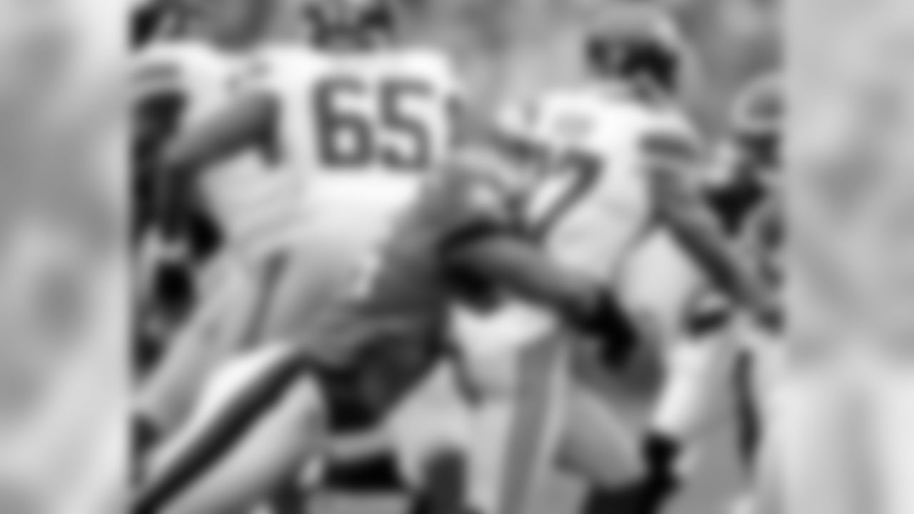 LB Akeem Jordan makes a play