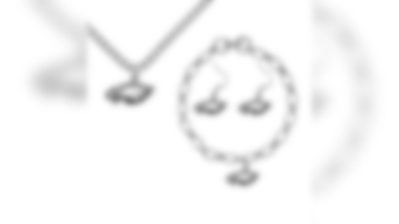 Ladies, comeplete the Eagles look with some accessories!