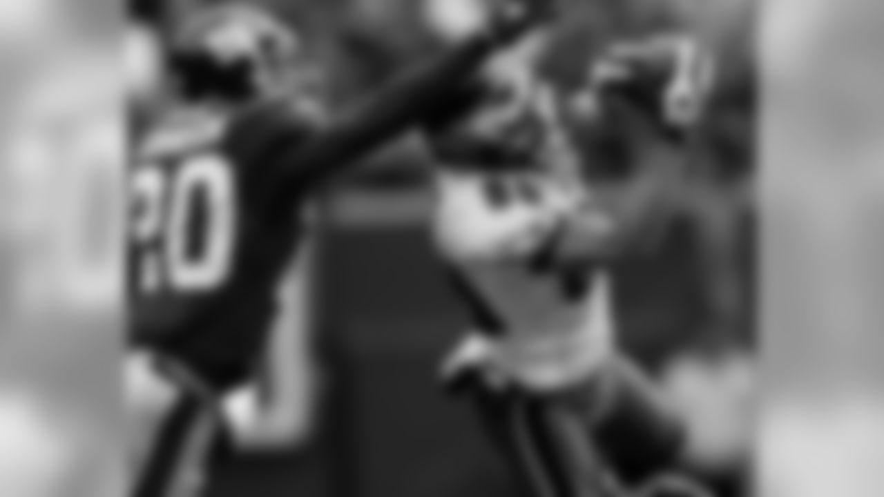 WR Kevin Curtis makes a diving grab
