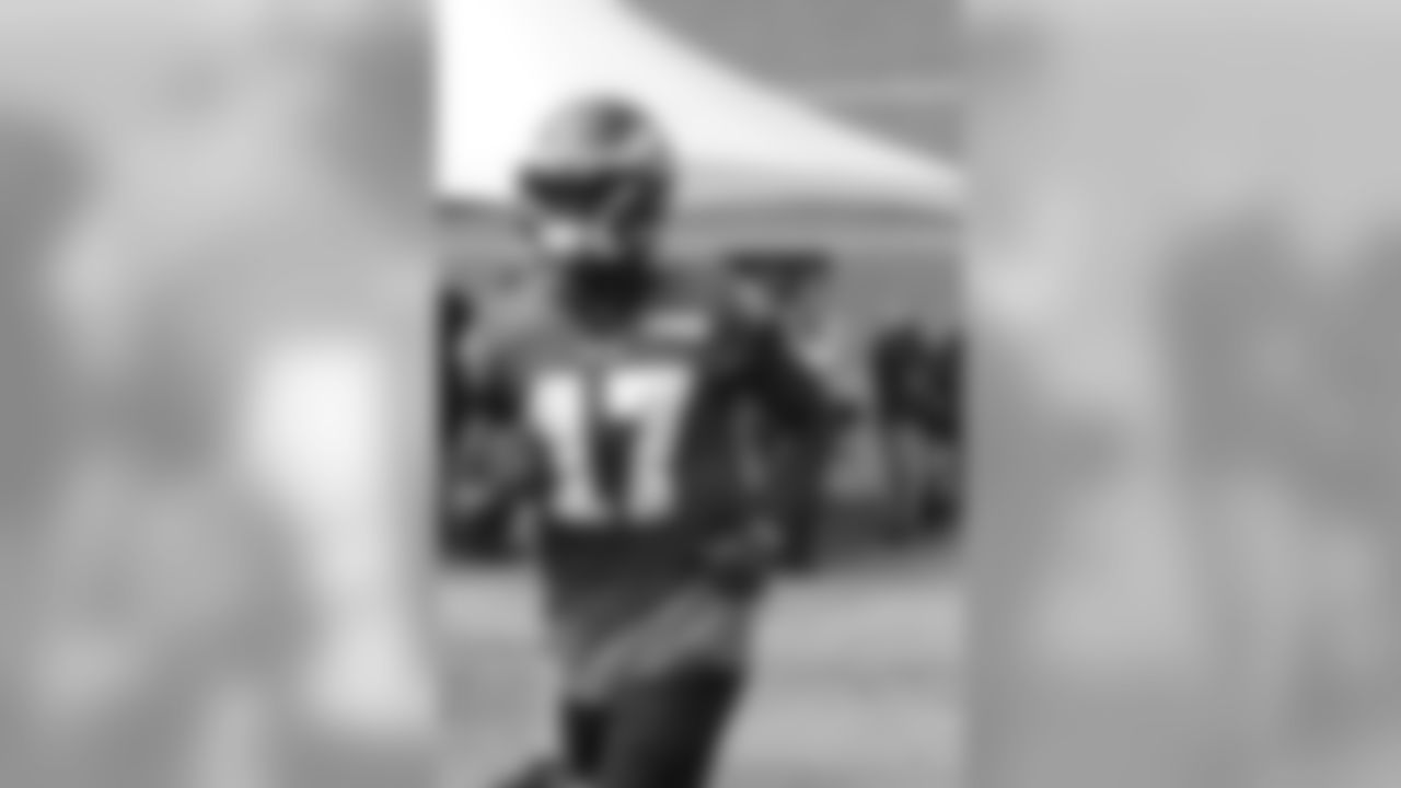 WR Nelson Agholor makes his way to the practice field