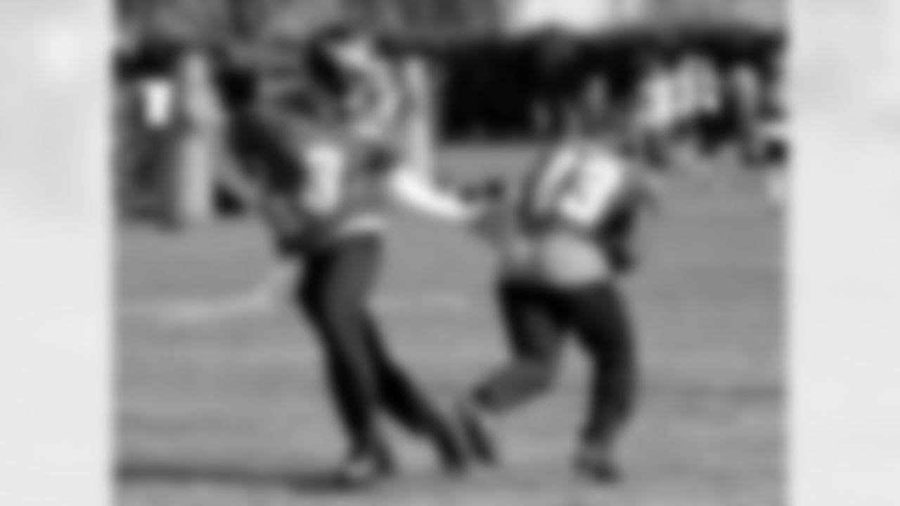 RB Darren Sproles getting the ball from QB Mark Sanchez
