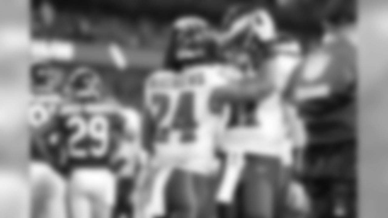 RB Ryan Mathews celebrates with QB Carson Wentz